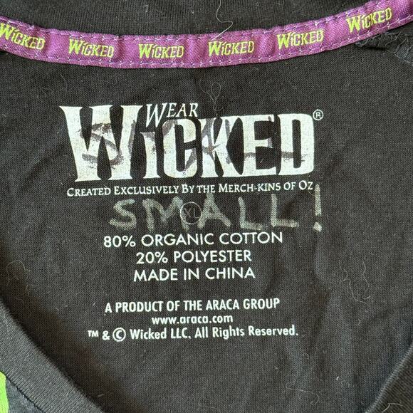 WICKED The Broadway Musical Small Organic Cotton/Poly V-Neck T-shirt MINT! - Picture 6 of 8